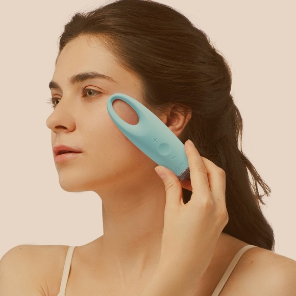 Foreo IRIS Illuminating Electronic Eye Massager - Picture 3 of 7